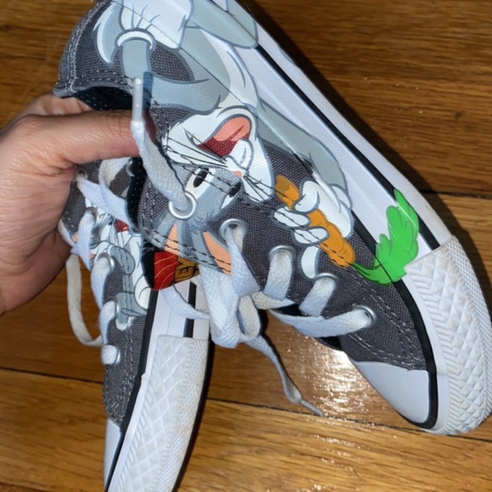 Converse all star 12C Looney Tunes low top sneakers.